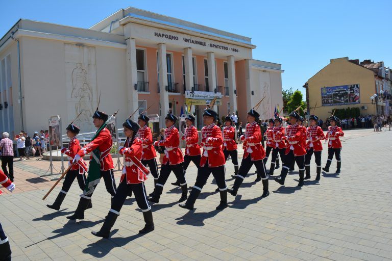 В Павликени беше осветено знамето на 12-ти ученически гвардейски отряд при СУ „Бачо Киро“