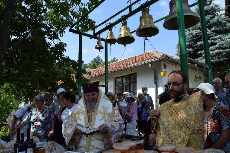 Горна Оряховица | Десетки миряни дойдоха в манастир „Св. Пророк Илия“ за храмовия празник на светата обител
