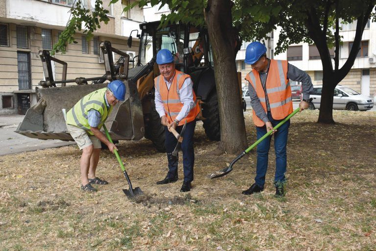 Павликени | Правят паркинг в междублоково пространство в Павликени
