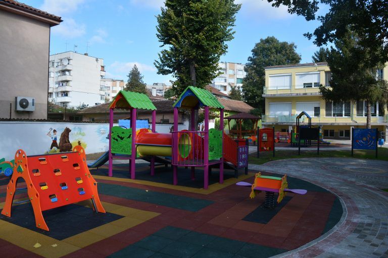 Детска градина „Слънце“ в Павликени се сдоби с най-красивия двор