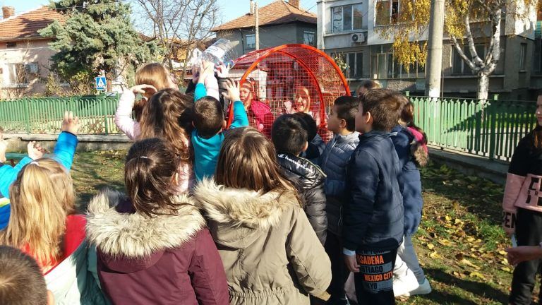 Сърце за събиране на капачки е поставено в  двора на СУ „Николай Катранов“ в Свищов