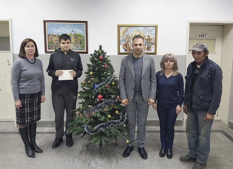 Павликени | Общинските съветници от БСП в Павликени  с поредица жестове преди Коледа