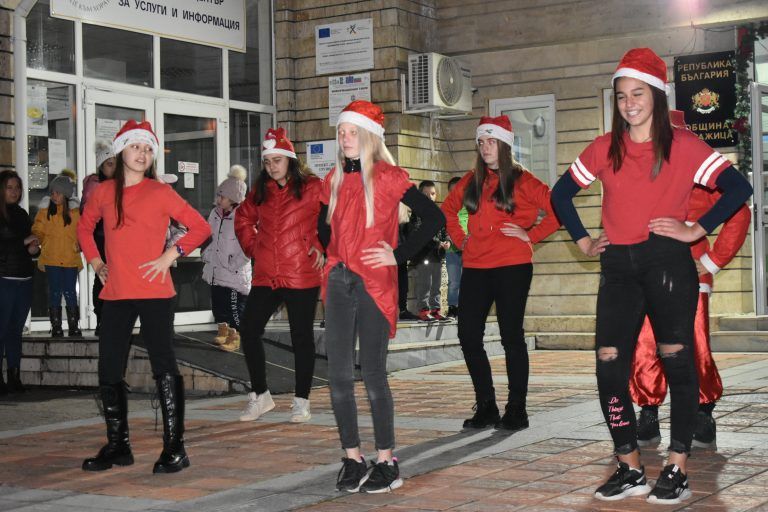 Стражица | Стражица грейна в коледни светлини