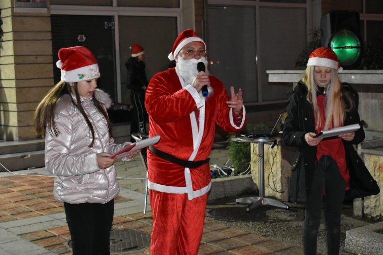Стражица грейна в коледни светлини