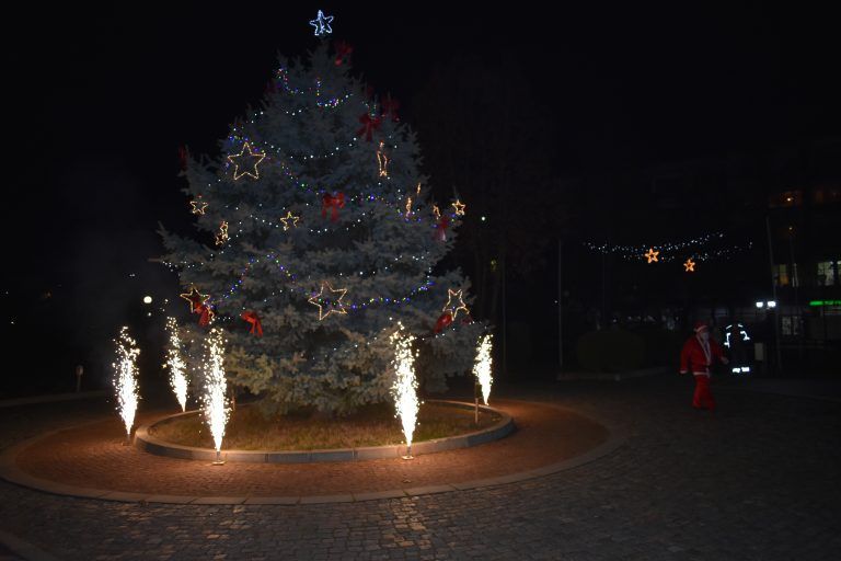 Стражица грейна в коледни светлини