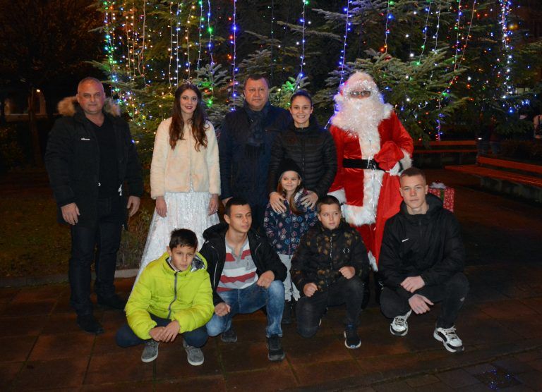 Павликени | Олимпийска шампионка запали  светлините на елхата в Павликени