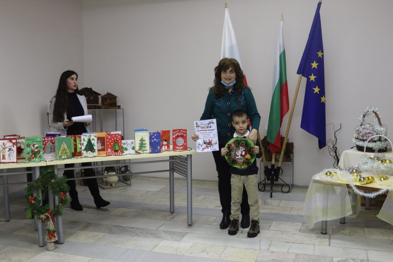 Близо двеста Коледни картички изработиха децата от Община Лясковец