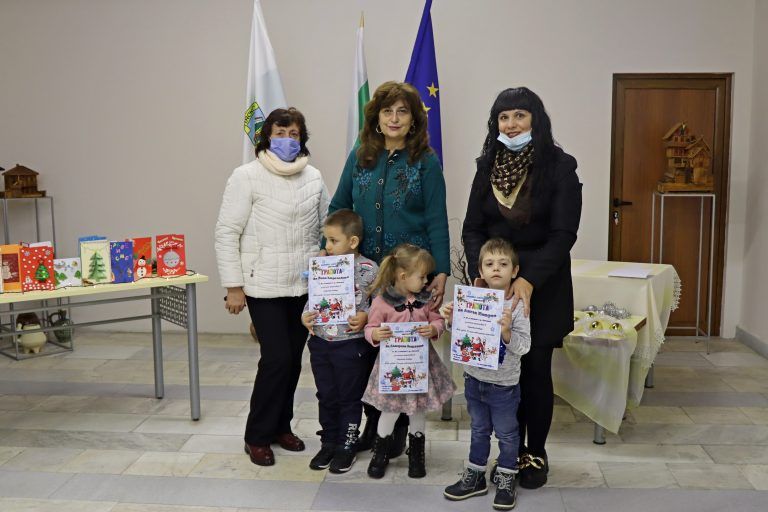 Близо двеста Коледни картички изработиха децата от Община Лясковец