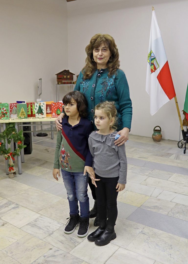 Близо двеста Коледни картички изработиха децата от Община Лясковец