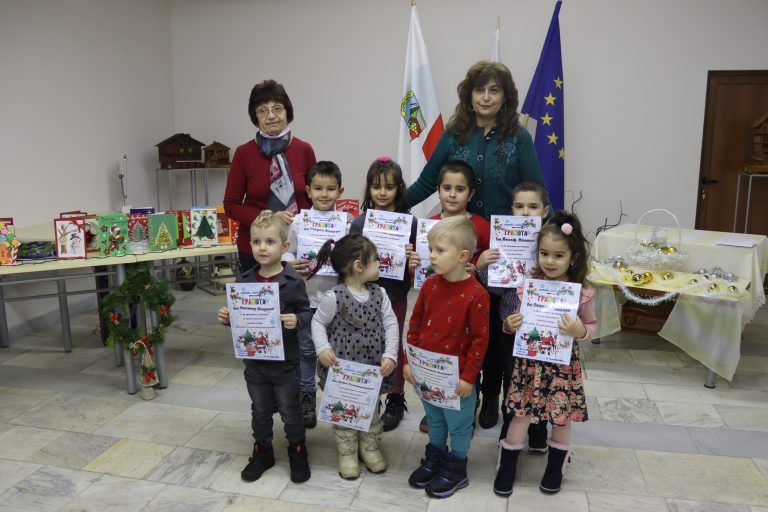 Близо двеста Коледни картички изработиха децата от Община Лясковец