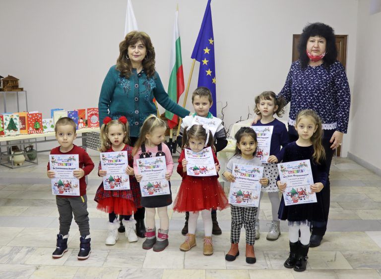 Близо двеста Коледни картички изработиха децата от Община Лясковец