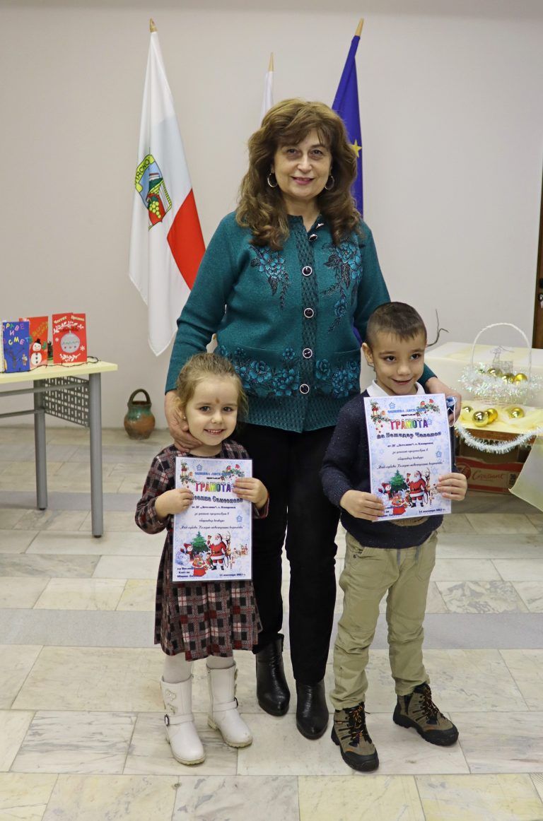 Близо двеста Коледни картички изработиха децата от Община Лясковец