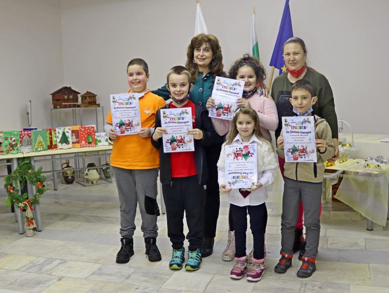 Близо двеста Коледни картички изработиха децата от Община Лясковец