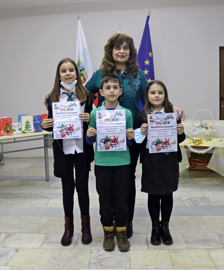 Близо двеста Коледни картички изработиха децата от Община Лясковец