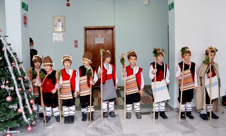 Горещи новини | Коледарчета наричаха за берекет в Община Лясковец