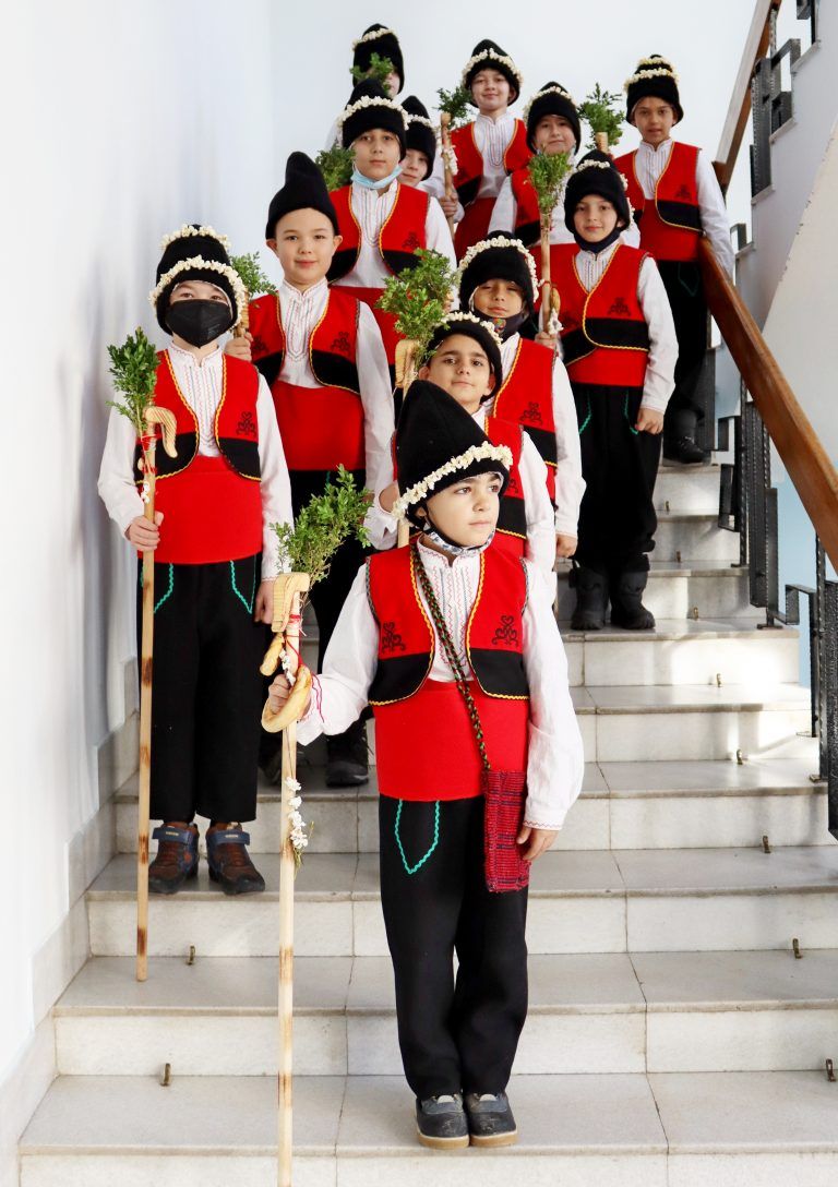 Коледари третокласници коледуваха при кмета и служителите на Община  Лясковец