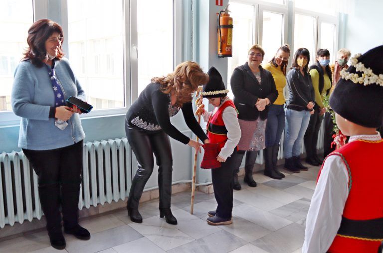 Коледари третокласници коледуваха при кмета и служителите на Община  Лясковец