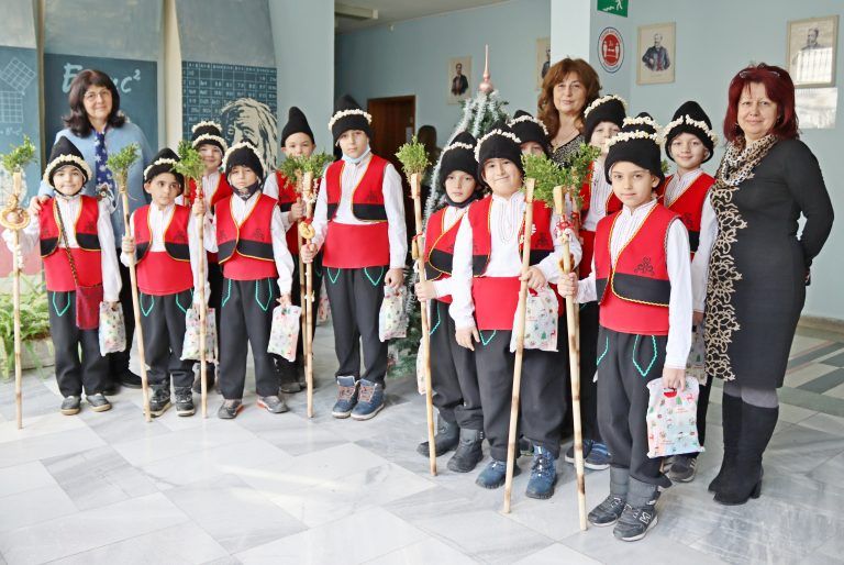 Коледари третокласници коледуваха при кмета и служителите на Община  Лясковец