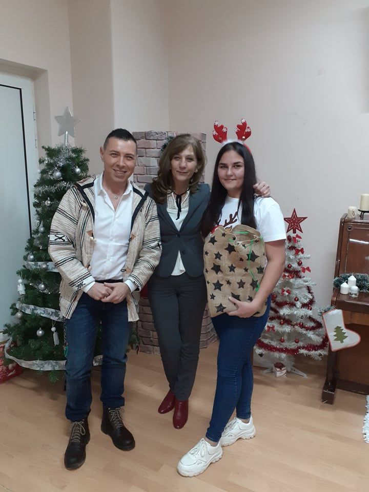 Журналист дари лакомства на деца от социалните услуги