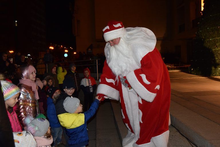 Горна Оряховица | Дядо Коледа и децата на Г. Оряховица  запалиха празничните светлини на елхата
