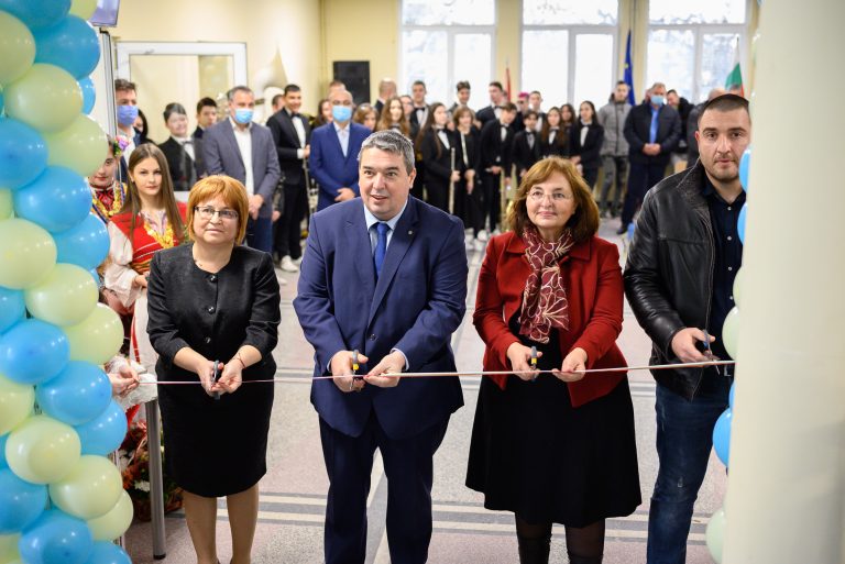 Горещи новини | ПГЕЕ „М. В. Ломоносов“ в Г. Оряховица  официално откри обновената си сграда