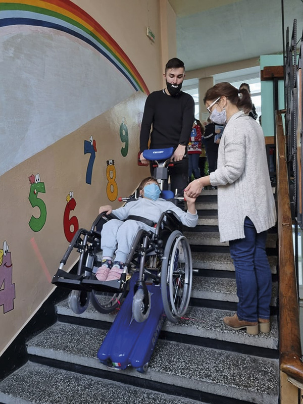 Свищов | Училище се сдоби с подемник за инвалидни колички чрез благотворителна инициатива