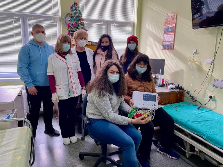 Павликени | Ученици зарадваха с ЕКГ  апарат павликенската болница