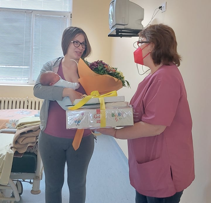 Отбелязаха Бабинден в МБАЛ “Св. Иван Рилски”