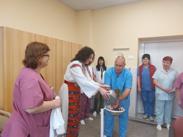 Отбелязаха Бабинден в МБАЛ “Св. Иван Рилски”