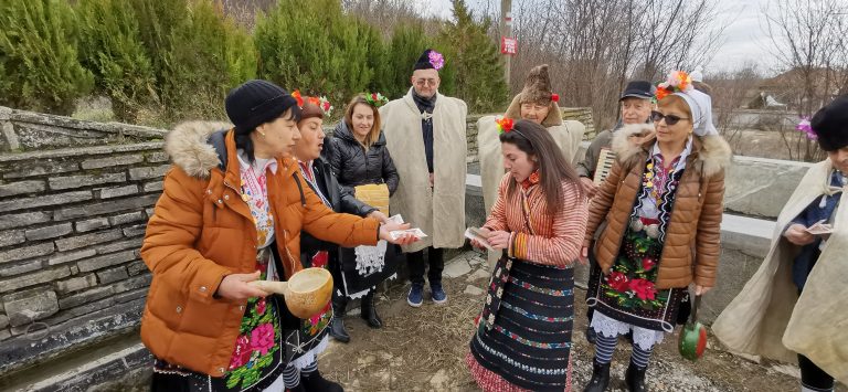 Общество | В Караисен показаха обичая „Иванови влачуги“