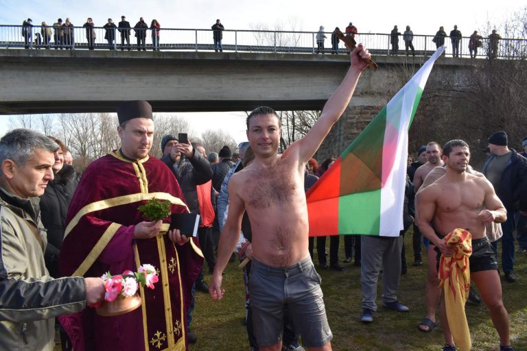 Павликени | Стойне Цветанов извади за трети път Богоявленския кръст в Павликени
