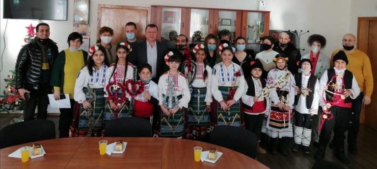 Общество | Деца сурвакаха администрацията в Павликени за Банго Васил