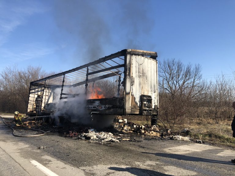 Временно е затворен пътят В. Търново – Русе заради запалил се камион