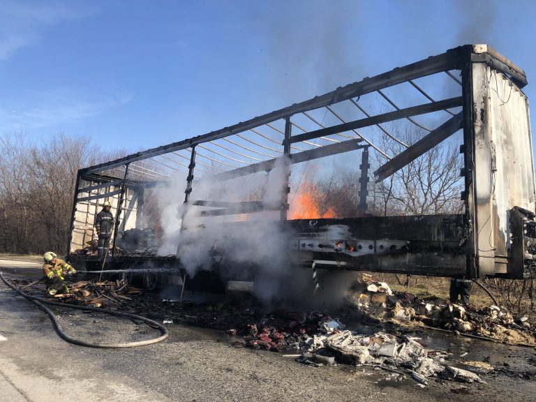 Временно е затворен пътят В. Търново – Русе заради запалил се камион