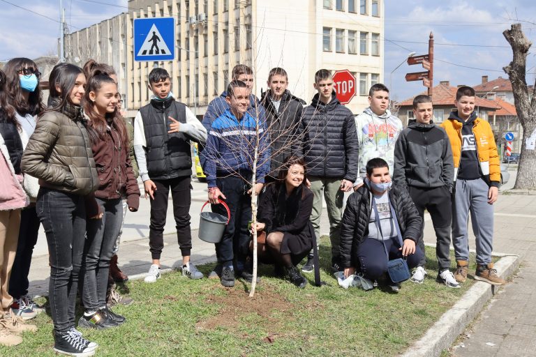 Учениците от Лясковска община засаждаха дръвчета в Световния ден на водата