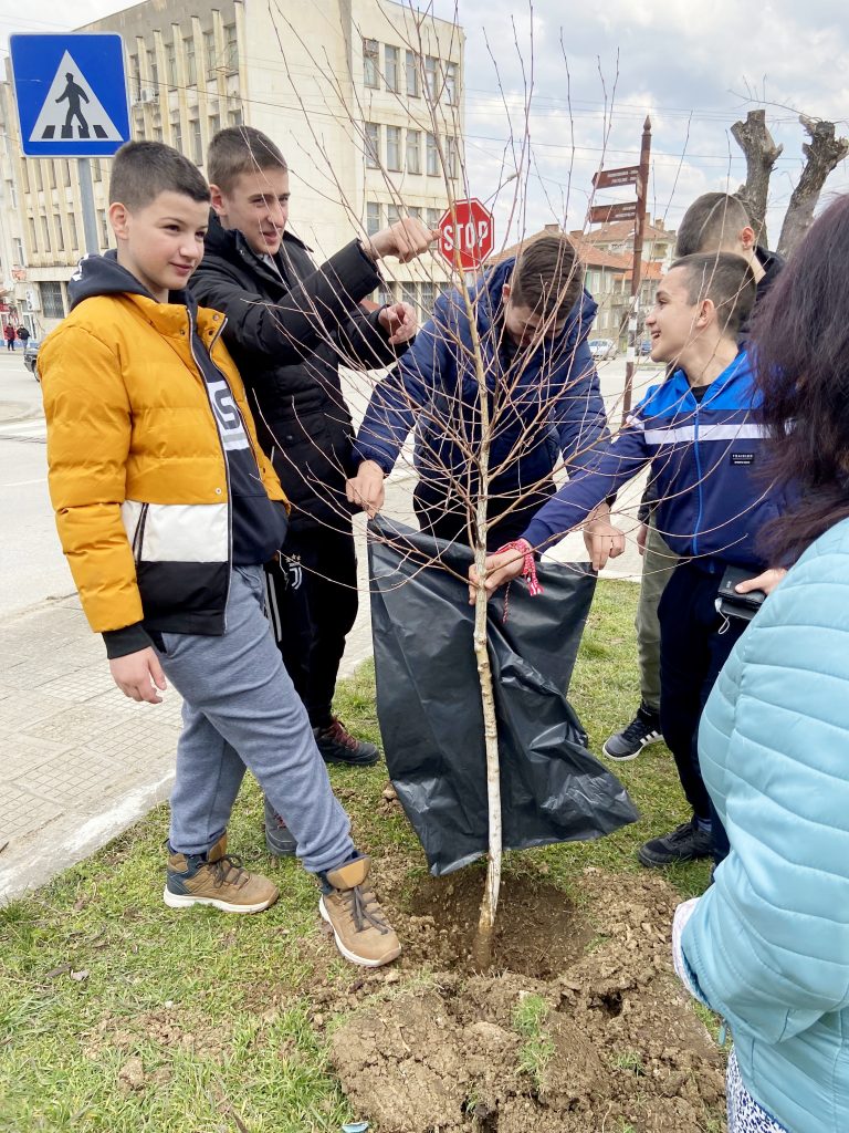 Учениците от Лясковска община засаждаха дръвчета в Световния ден на водата