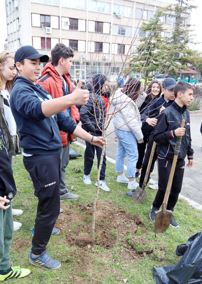 Учениците от Лясковска община засаждаха дръвчета в Световния ден на водата
