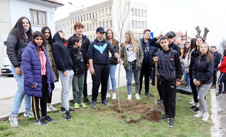 Учениците от Лясковска община засаждаха дръвчета в Световния ден на водата