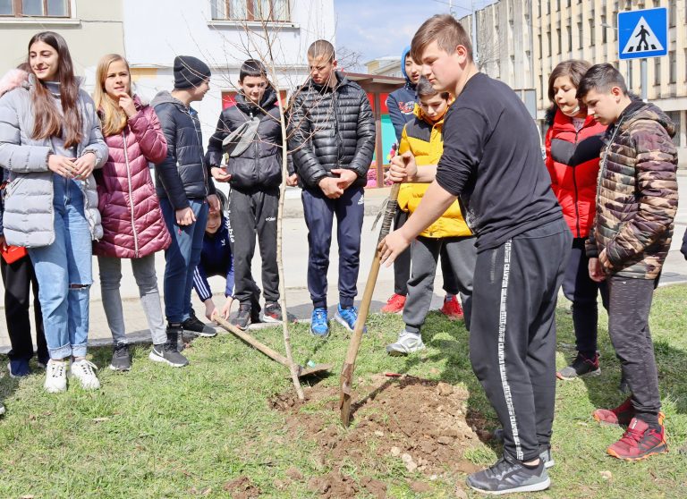 Учениците от Лясковска община засаждаха дръвчета в Световния ден на водата