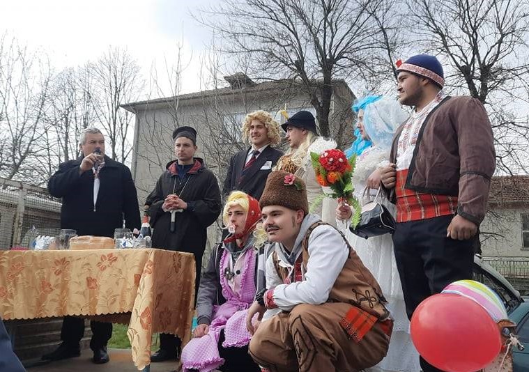 Горна Оряховица | На Тодоровден в Първомайци поздравиха имениците и „венчаха“ семейство Рибарови