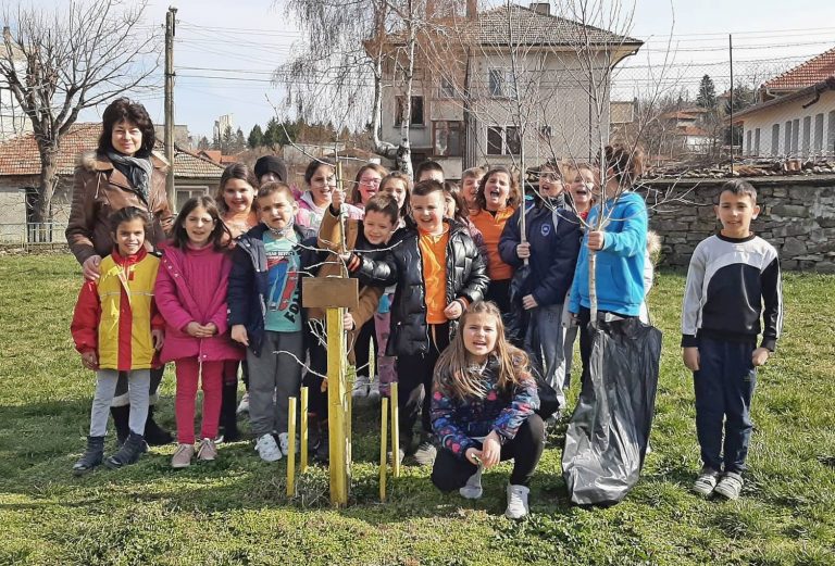 Учениците от Лясковска община засаждаха дръвчета в Световния ден на водата
