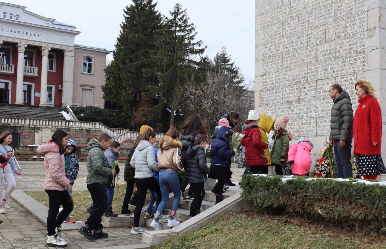 Горещи новини | Лясковчани отдадоха почит на борците за Свобода