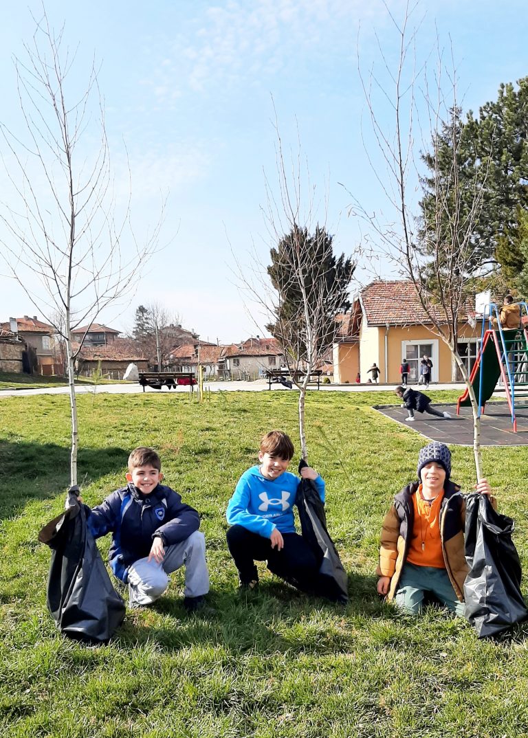 Учениците от Лясковска община засаждаха дръвчета в Световния ден на водата