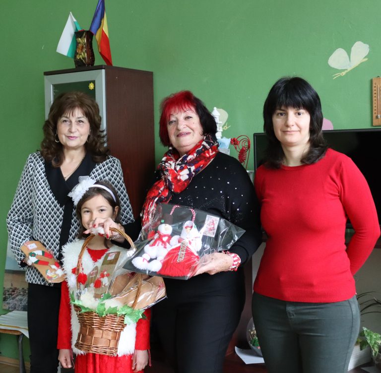 Горещи новини | За Баба Марта кметът и служителите на Община Лясковец получиха първомартенски пана, изработени от учители и малчугани