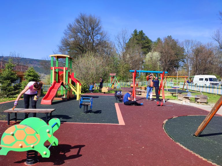 Елена | Еленчани почистиха пролетно своя град