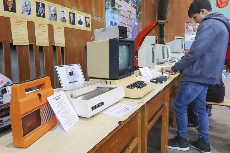 Прототипи на роботи,  автосимулатори и ретро компютри  бяха показани в Горна Оряховица