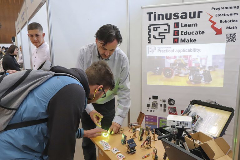 Прототипи на роботи,  автосимулатори и ретро компютри  бяха показани в Горна Оряховица