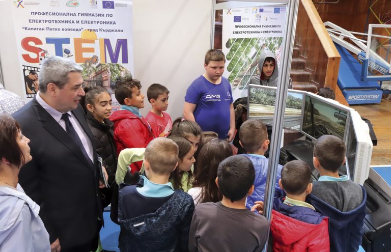 Горна Оряховица | Прототипи на роботи,  автосимулатори и ретро компютри  бяха показани в Горна Оряховица