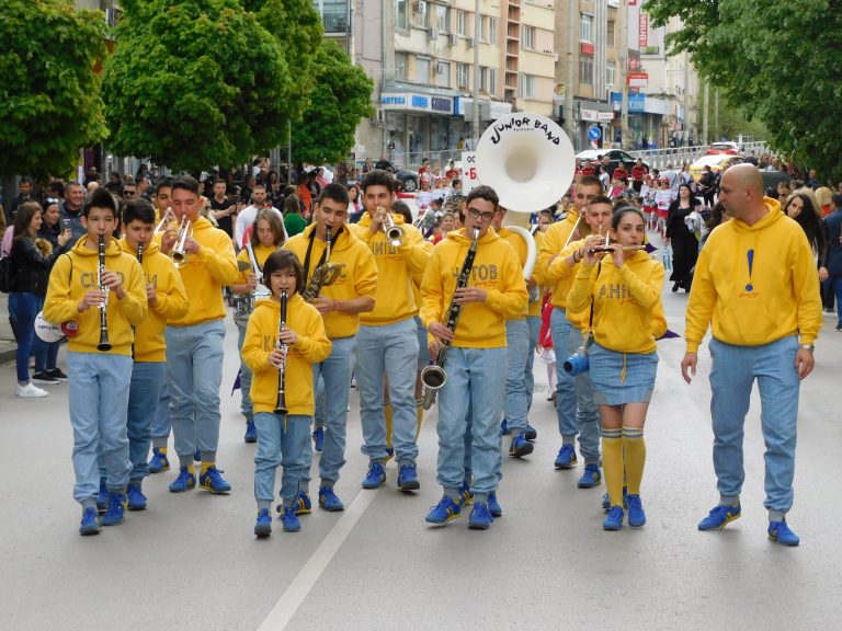 Близо 360 мажоретки дефилираха в центъра на Велико Търново (снимки)