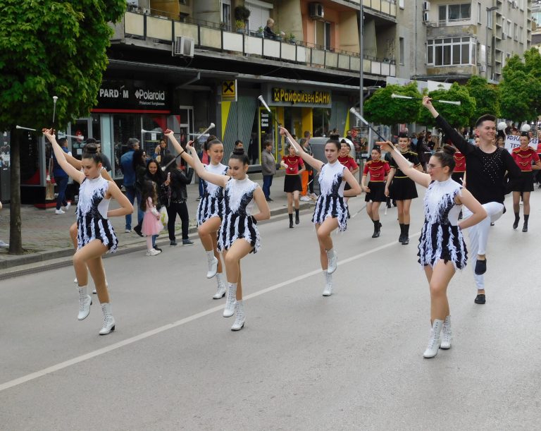 Близо 360 мажоретки дефилираха в центъра на Велико Търново (снимки)